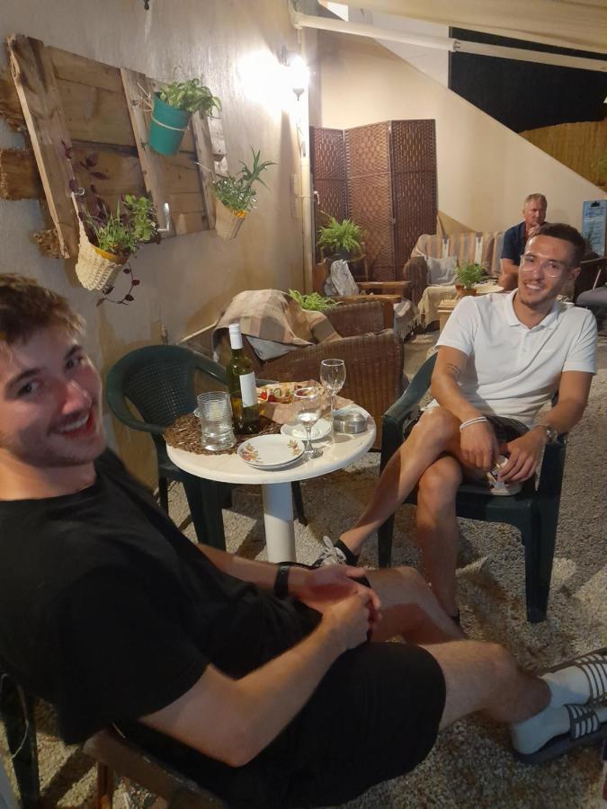 Tune Inn Activity Guesthouse- Over 24'S 입소스 외부 사진