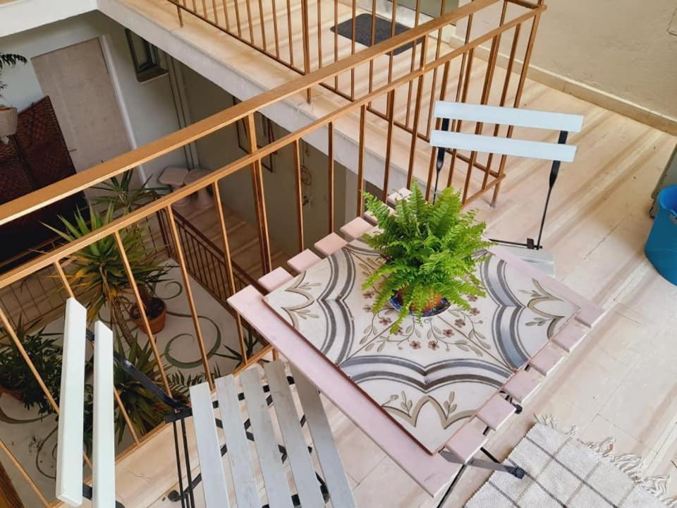 Tune Inn Activity Guesthouse- Over 24'S 입소스 외부 사진