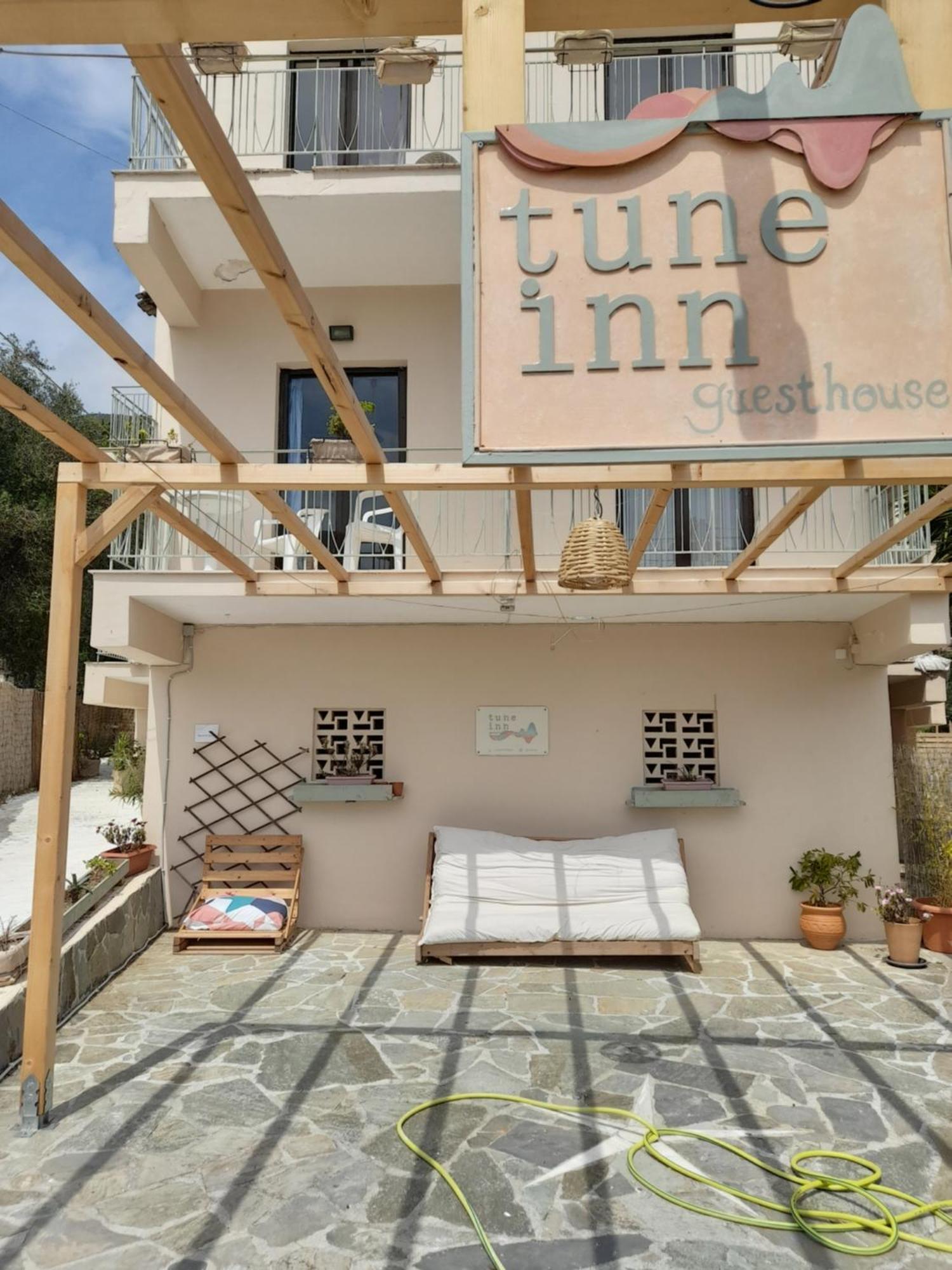 Tune Inn Activity Guesthouse- Over 24'S 입소스 외부 사진
