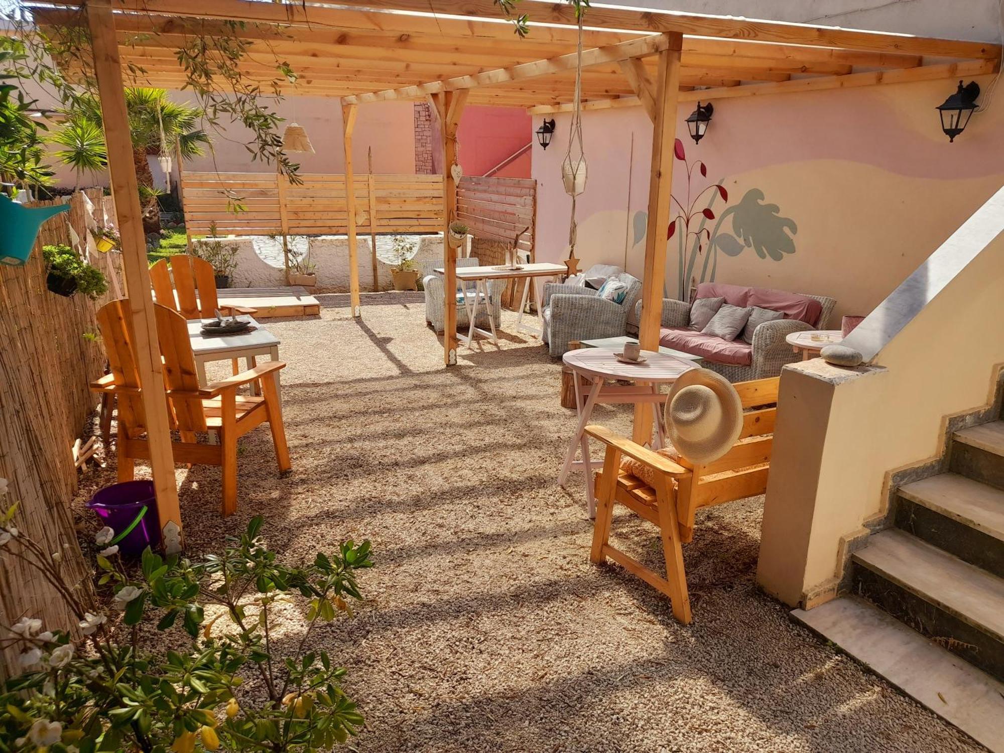 Tune Inn Activity Guesthouse- Over 24'S 입소스 외부 사진
