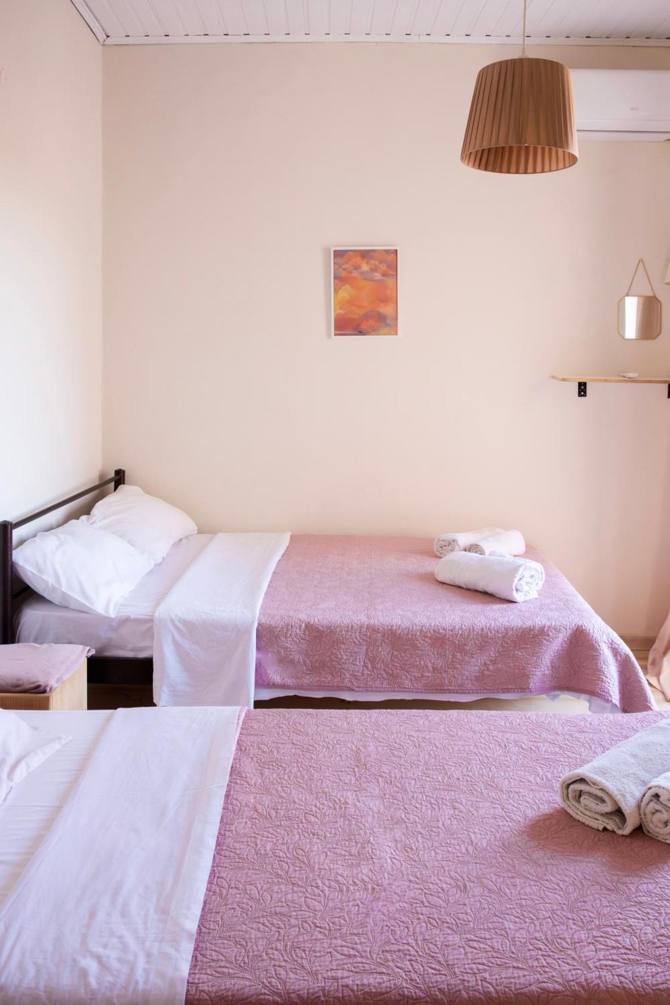 Tune Inn Activity Guesthouse- Over 24'S 입소스 외부 사진